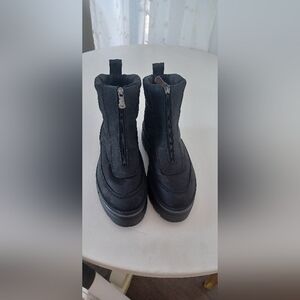Brand new Huila Pajar boots with ice gripper